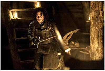 Кит Харингтън в ролята на Джон Сноу с окровавленным меч Играта престола на Снимка с размер 8 х 10 см