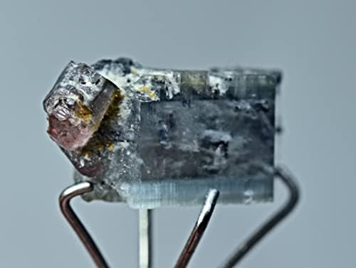 Необичаен crystal Воробьевита Берил Ростерита тегло 3 карата, с Розов Турмалин