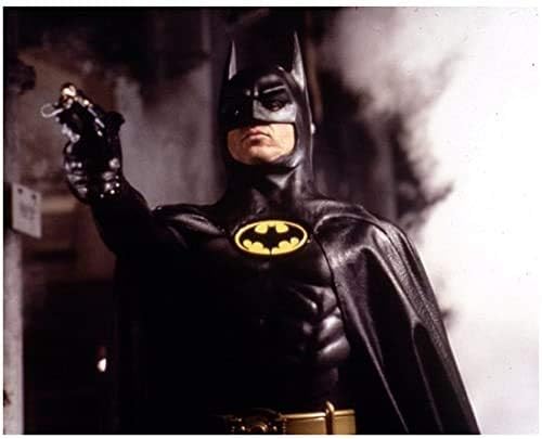 Майкъл Кийтън в ролята на Брус Уейн, той е Батман, целящийся на снимка с размер 8 х 10 см