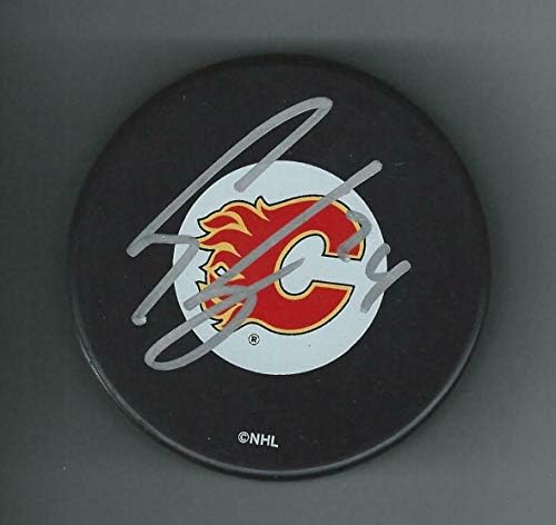 Крейг Конрой подписа шайбата Калгари Флеймс - за Миене на НХЛ с автограф