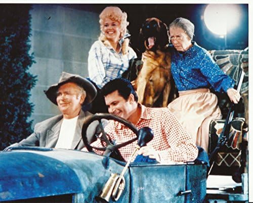 The Beverly Hillbillies Бъди Эбсен в ролята на Джеда Клампетта Ирен Райън е в ролята на бабули Дейзи Моисей с пушка в ръцете на Дона