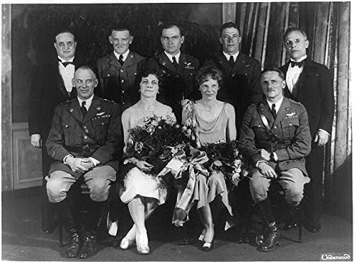 Исторически находки Снимка: Карл Спаатц, Амелия Earhart Позира със Седем други хора,1928-1937, Авиацията